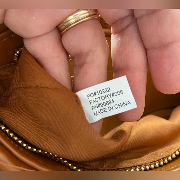 Ellen Tracy Crossbody bag - Chevron Quilted Collection with detachable strap - Picture 12 of 14